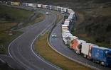 Des camions en l'attente à l'approche du port de Douvres, dans le sud-est du Royaume-Uni, le 28 décembre 2020