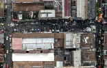 Vue aérienne de la rue de Medellin, en Colombie, où s'opère une grande partie des trafics de drogues en tout genre, le 18 avril 2022
