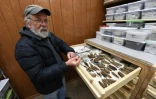 L'archéologue Rick Knecht devant une partie des objets exhumés près de Quinhagak, le 12 avril 2019 en Alaska
