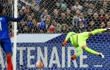 Raphaël Varane et Hugo Lloris lors du premier but russe, le 29 mars 2016 au Stade de France
