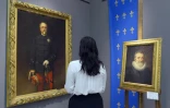 Photo prise le 18 septembre 2015 de tableaux représentant Henri d'Orléans (g) et le roi Henri IV (d) vendus par Sotheby's à Paris