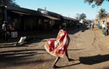 Une jeune fille porte un pagne avec l'effigie du président zimbabwéen Emmerson Mnangagwa, à Harare le 3 août après l'annonce de son élection à la présidentielle