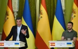 Le Premier ministre espagnol Pedro Sanchez (G) et le président ukrainien Volodymyr Zelensky lors d'une conférence de presse conjointre, le1er juillet 2023 à Kiev
