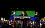 Le président colombien Juan Manuel Santos signe l'accord de paix historique entre le gouvernement et les FARC, au théâtre Colon de Bogota, le 24 novembre 2016 