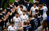 Les joueurs français quittent le terrain déçus après leur défaite face aux Ecossais lors du match des Six Nations au Stade de France, le 26 mars 2021