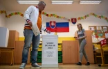 Des électeurs dans un bureau de vote pour les élections législatives, le 30 septembre 2023 à Bratislava, en Slovaquie