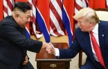 le dirigeant nord-coréen Kim Jong Un (g) et le président américain Donald Trump lors de leur rencontre sur la partie sud de la Zone démilitarisée de Panmunjon, le 30 juin 2019