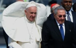 Le pape et le président cubain Raul Castro à l'aéroport de La Havane, le 12 février 2016