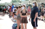 Des visiteurs font la queue à l'entrée de Disney World le jour de sa réouverture à Orlando, en Floride, le 11 juillet 2020