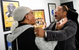 Melle Mel (à gauche) saluant Master Gee avant un concert commun au musée éphémère du Hip-Hop à Washington le 18 janvier 2019