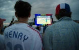 Des supporters de l'équipe de France regardent le match d'ouverture de l'Euro 2016 dans une fan zone à Marseille le 10 juin 2016