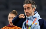 L'entraîneur de l'équipe espagnole féminine de football Jorge Vilda fait un geste lors d'un entraînement au Stadium Australia à Sydney le 19 août 2023, à la veille du Mondial féminin 