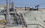 Des conduits serpentant le long d'un champ pétrolier près de la ville de Taft, en Californie, le 21 septembre 2023