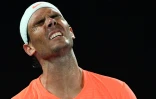 L'Espagnol Rafael Nadal, après avoir perdu un point face au Grec Stefanos Tsitsipas, lors de leur quart de finale de l'Open d'Australie, le 17 février 2021 à Melbourne