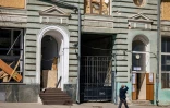 Un passant dans l'ancienne "avenue de Moscou", rebaptisée "Héros de Kharkiv" dans l'est de l'Ukraine, le 23 mai 2022