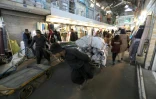 Un homme tire un chariot de marchandises dans le grand bazar historique de Téhéran, le 12 février 2020