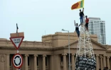 Des manifestants brandissent le drapeau sri lankais à proximité de la présidence, à Colombo, le 11 juillet 2022
