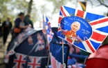 Drapeau aux couleurs du Royaume-Uni et à l'effigie du roi Charles III, le 5 mai 2023 près de Buckingham Palace, à Londres
