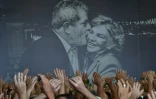 Une photo de l'ex-président brésilien Luiz Inacio Lula Da Silva embrassant feue son épouse Marisa Leticia, projetée lors des funérailles de cette dernière à Sao Bernardo do Campo, près de Sao Paulo, le 4 février 2017