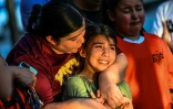 Une enfant pleure devant le mémorial pour les victimes de la tuerie d'Uvalde, au Texas, le 26 mai 2022