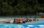 La collision entre les Ferrari de Charles Leclerc et Sebastian Vettel au 3e virage du Grand prix de Styrie au Spielberg, le 12 juillet 2020 en Autriche.