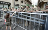 Une fillette donne des fleurs à des soldats libanais déployés lors d'une manifestation contre le pouvoir, à Beyrouth le 20 octobre 2019
