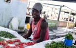 Un homme vend des piments au marché local de Beira, au Mozambique, le 24 mars 2019