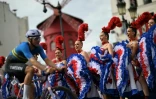 Les danseuses du Moulin Rouge lors de la course cycliste sur route masculine des Jeux Olympiques de Paris 2024 à Paris, le 3 août 2024