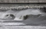 De la houle près de l\'embouchure de la rivière Saint-Denis.
