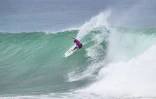 Johanne defay au J-Bay surf Afrique du Sud