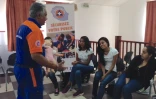 Les candidates apprennent les gestes de premiers secours 