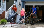 Des habitants nettoient leur maison après le passage de l'ouragan Idalia, le 31 août 2023 à Crystal River, en Floride