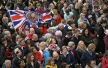 Des inconditionnels de la famille royale rassemblés le long de la "Procession du roi", entre le palais de Buckhingham et l'Abbaye de Westminster, le jour du couronnement de Charles III, le 6 mai 2023 à Londres ( POOL / SEBASTIEN BOZON )