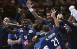 Les handballeurs français célébrant leur victoire lors du Mondial-2017 après un succès en finale contre la Norvège, le 29 janvier 2017 à Paris