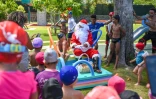Le Port : le père Noël fait une escale à la piscine