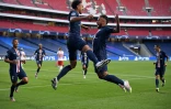 Les Brésiliens Marquinhos et Neymar exultent après l'ouverture du score par le premier contre Leipzig en demi-finale de la C1 à Lisbonne, le 18 août 2020