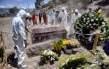 Enterrement d'une personne morte du Covid-19 au cimetière municipal de Valle de Chalco, banlieue de Mexico, le 4 juin 2020