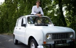 Aurélien Pradié, député LR sortant du Lot, fait campagne pour sa réélection à bord d'une 4L, le 4 juin 2022 à Castelnau-Montratier