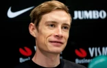 Le cycliste danois Jonas Vingegaard donne une conférence de presse avec l'équipe Visma-Lease a Bike avant le Tour de France à Lille, France, le 4 juillet 2025
