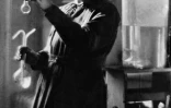 Photo datant de 1925 du Professeur Marie Curie en train de travailler dans le laboratoire de l'université à Paris
