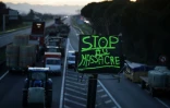 Des agriculteurs bloquent une portion de l'autoroute A64 lors d'une manifestation à Carbonne, dans le sud-ouest, le 12 décembre 2025