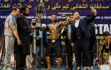 Le culturiste afghan Mohammad Ayoub Azemi (c) remporte le concours de Mr Afghanistan, le 10 juillet 2024 à Kaboul