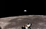 Le module lunaire en train de remonter vers le module de commande en orbite de la Lune le 21 juillet 1969, avec un lever de Terre en arrière-plan
