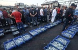 Des bacs remplis de sardines exposés dans le port de Gaza avant d'être vendus au marché aux poissons, le 22 septembre 2021