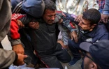 Un Palestinien pleure la mort d'un proche tué dans des bombardements israéliens à Beit Lahia, dans le nord de la bande de Gaza, devant l'hôpital indonésien de Beit Lahia, le 15 mars 2025