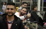 Des réfugiés syriens, qui ont obtenu des visas humanitaires du gouvernement italien, attendent dans la salle des départs de l'aéroport international de Beyrouth le 1er mars 2017 avant leur vol pour Rome