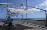 Saint-Paul : pose de voile d'ombrage sur le débarcadère