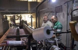 Des ouvriers dans un atelier de confection textile, le 30 août 2021 à Alep, en Syrie