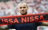 Le milieu de Nice, le Néerlandais Wesley Sneijder, exhibe une écharpe aux couleurs de son nouveau club avant le match contre Troyes à l'Allianz Riviera, le 11 août 2017
