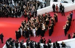 Cate Blanchett et Agnès Varda, entourées de 80 actrices, productrices, décoratrices, distributrices, pour l'"égalité salariale", à Cannes le 12 mai 2018